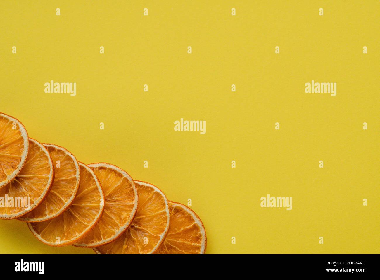Eine große Ansicht einer getrockneten Orangenfrucht auf gelbem Hintergrund Stockfoto