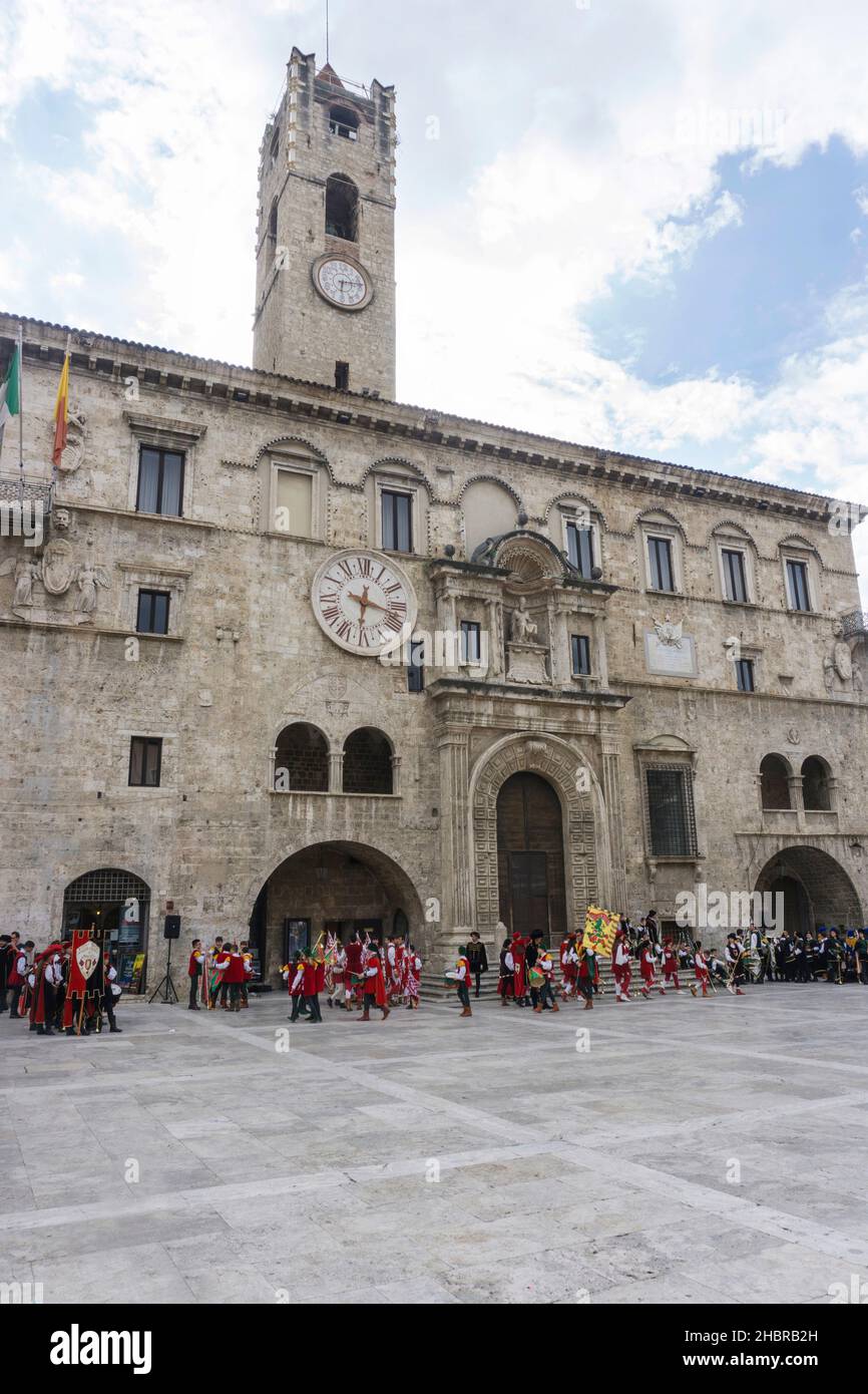 Eid der Konsuln der sechs Sestieri Quintana Ascoli Piceno, Piazza del Popolo, Marken, Italien, Europa Stockfoto