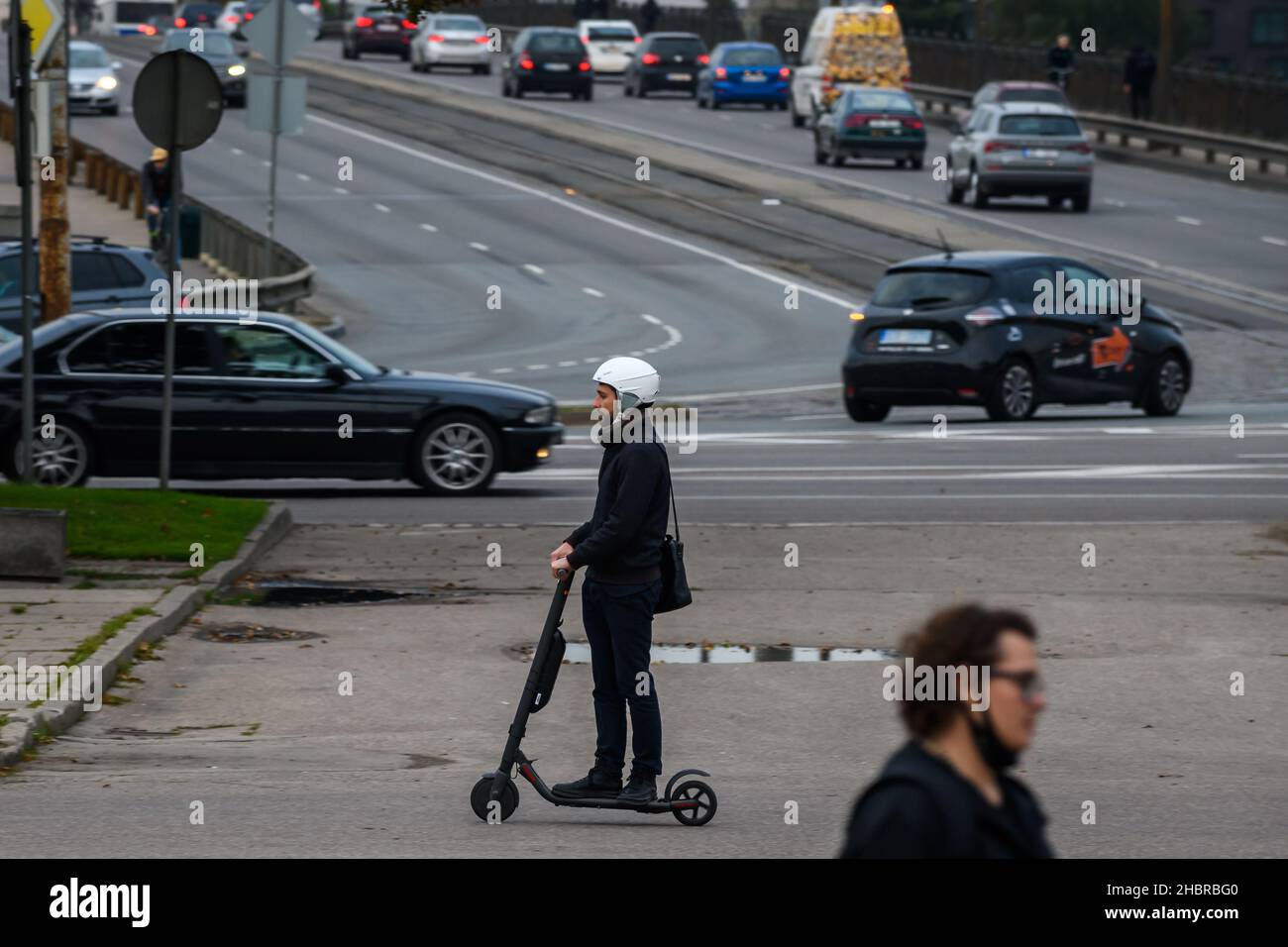 RIGA, LETTLAND. 6th. September 2021. Selektiver Fokus auf Foto. Ein Mann fährt mit einem Elektroroller in der Stadt Riga. Stockfoto