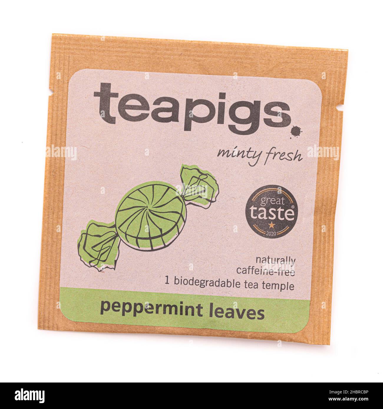 SWINDON, Großbritannien - 21. DEZEMBER 2021: Teapigs Minty Frische Pfefferminzblätter biologisch abbaubarer Teetempel auf weißem Hintergrund Stockfoto