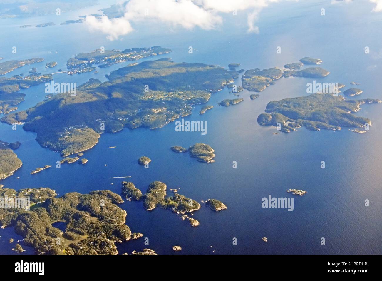 Inselwildnis - Norwegens Küste in Luftaufnahme Stockfoto
