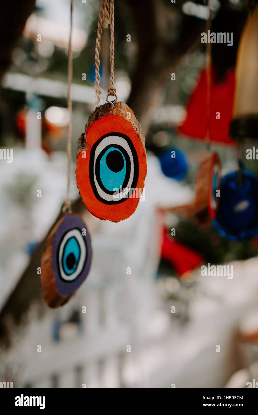 Traditionelles türkisches Amulett Nazar, Türkisches böses Auge, Nazar  boncugu.Türkisches, augenförmiges Amulett, das an einem Baum hängt. Türkei  Stockfotografie - Alamy