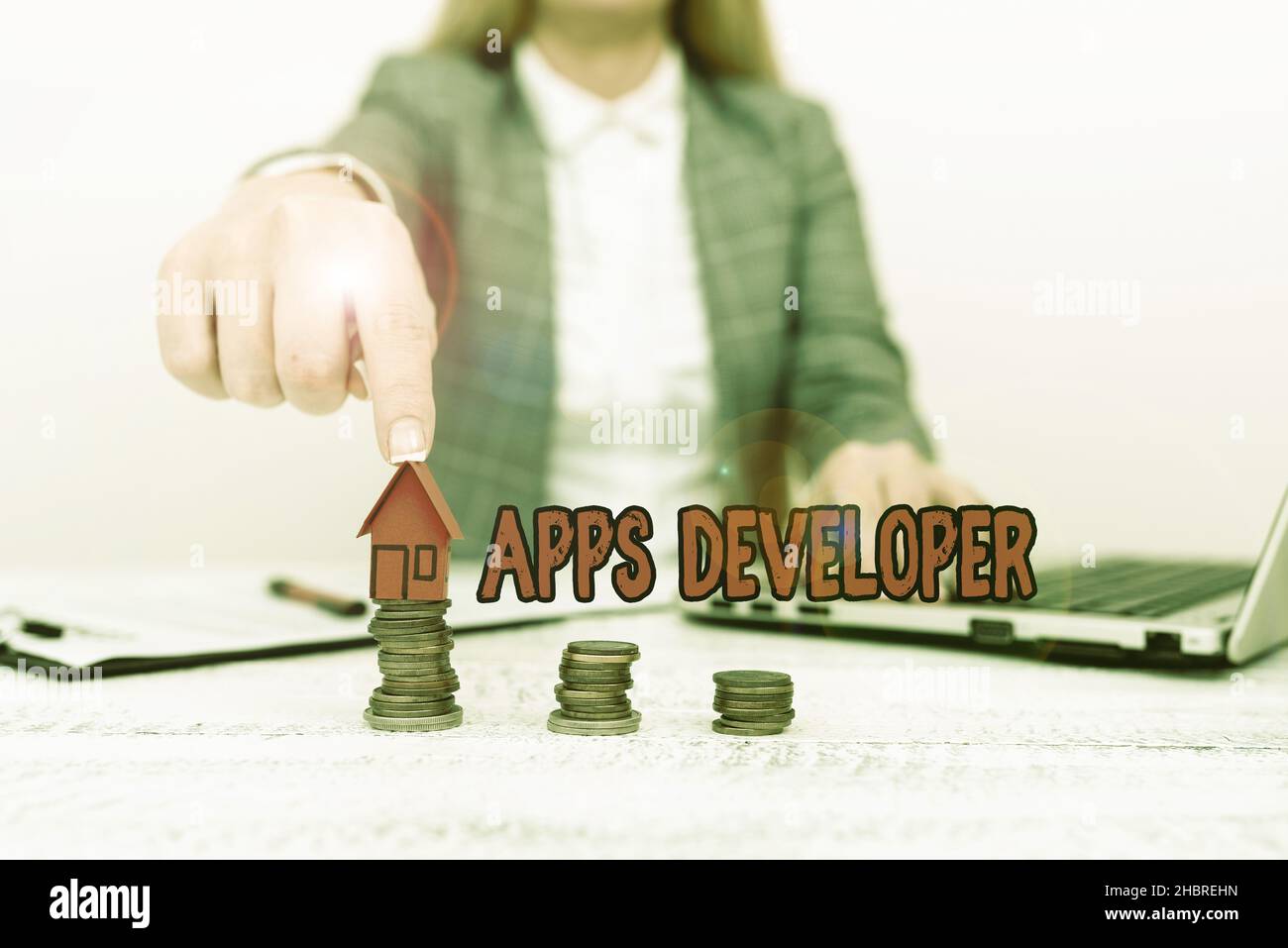 Textunterschrift mit Darstellung von Apps Developer. Wort für Grafiker Software Programmierer und Analyst Experten diskutieren House Financing Pläne, erklären Stockfoto