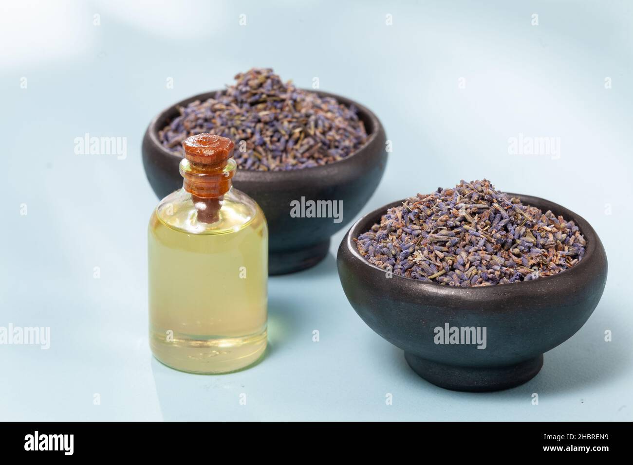 Lavandula - ätherisches Bio-Lavendel-Öl in Glasflasche mit getrockneten Blumen Stockfoto