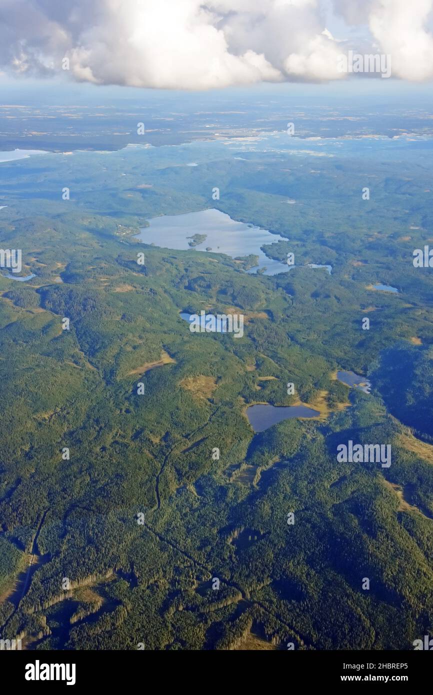 Inselwildnis - Norwegens Küste in Luftaufnahme Stockfoto