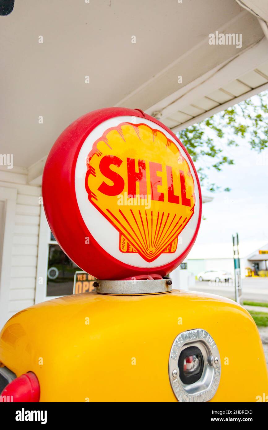 Soulsby's alte Shell-Tankstelle und Nahaufnahme der Gaspumpe auf dem Mount Olive Illinois auf der Route 66 Stockfoto