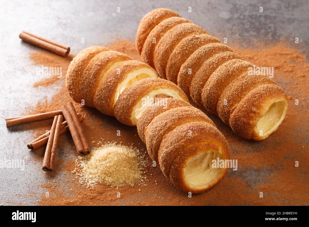 Köstliches Essen ist ein Erfolgsrezept von Trdelnik seine Trichterkuchen werden perfekt aus nächster Nähe auf dem Tisch zubereitet. Horizontal Stockfoto