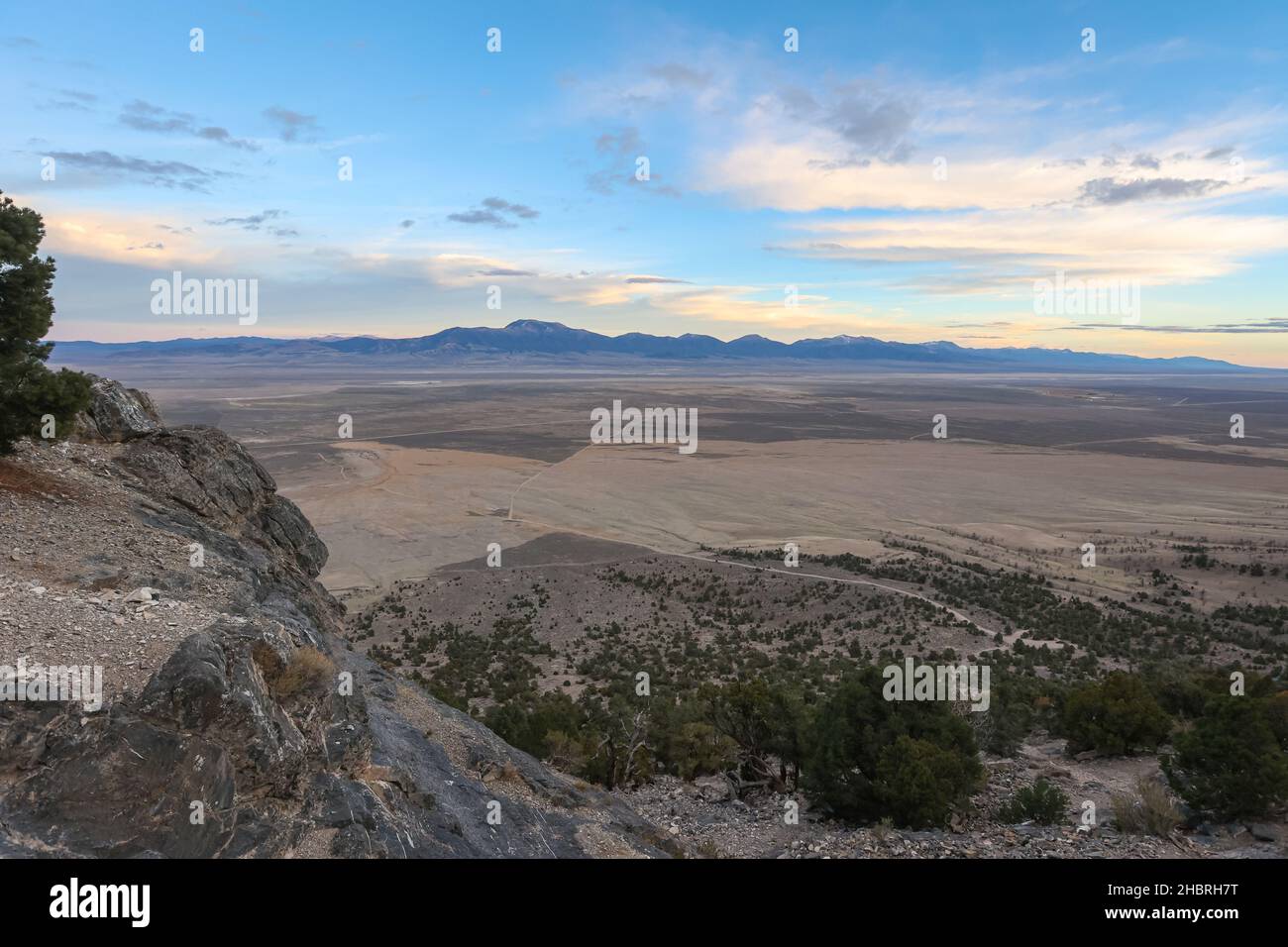 GOSHUTE CANYON, VEREINIGTE STAATEN - 03. Nov 2021: Eine weite Ansicht vom erhöhten Eingang zum System der Goshute Cave im Osten Nevadas. Stockfoto