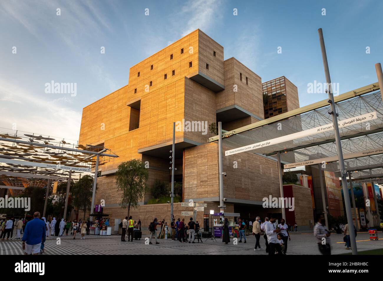 Dubai, VAE, 09.12.2021. Marokko Pavillon auf der Expo 2020 Dubai, Holzfassade. Stockfoto