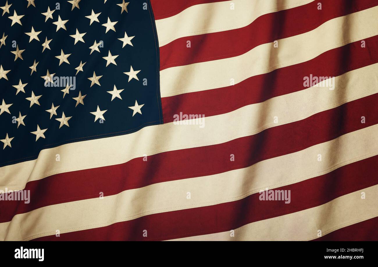 Nahaufnahme Vintage verwitterte schwere Baumwolle Leinwand bestickt US-Nationalflagge Hintergrund, Symbol des amerikanischen Patriotismus, erhöhte Hochwinkel-Ansicht, direkt Stockfoto