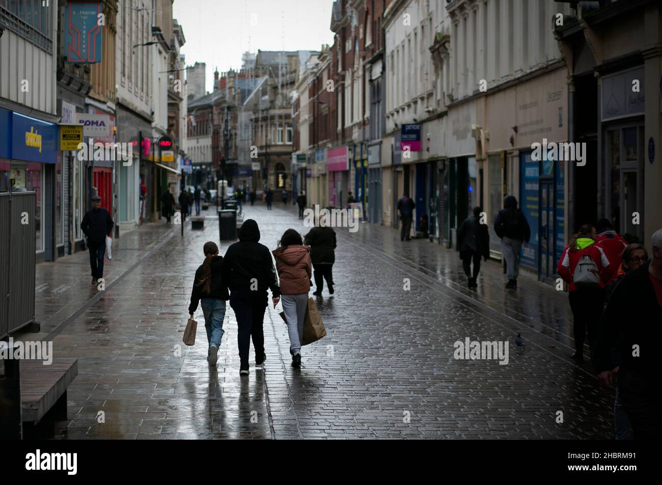 Shopper im Stadtzentrum der Hafenstadt Hull im Osten von Yorkshire. Stockfoto