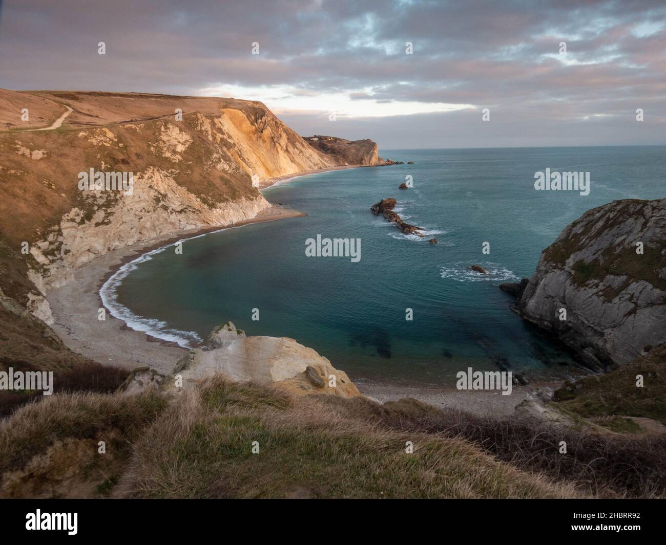 Man o war Cove Dorset England als die Sonne an einem hellen Wintertag untergeht Stockfoto