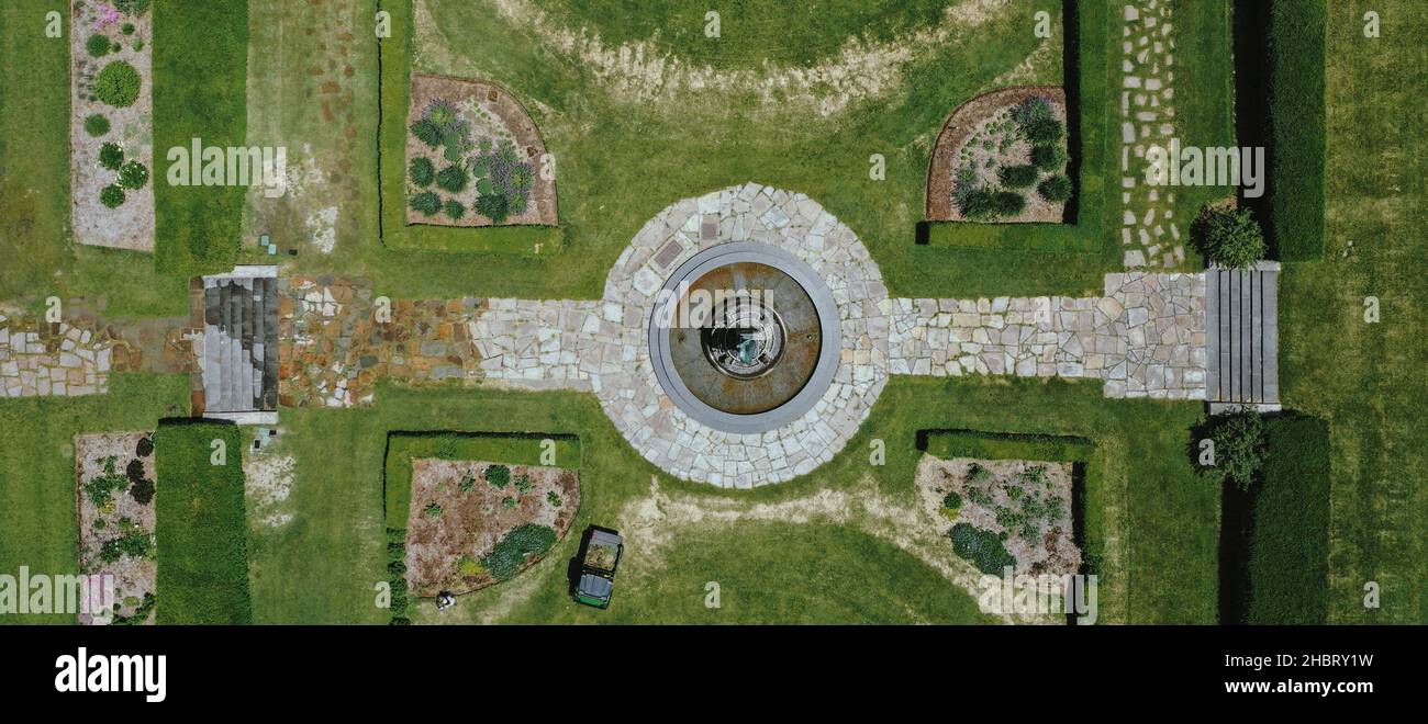 Ein Gärtner, der am Levi L. Barbour Memorial Fountain, Belle Isle Detroit Gardens Aerial View, Detroit, Michigan, arbeitet Stockfoto