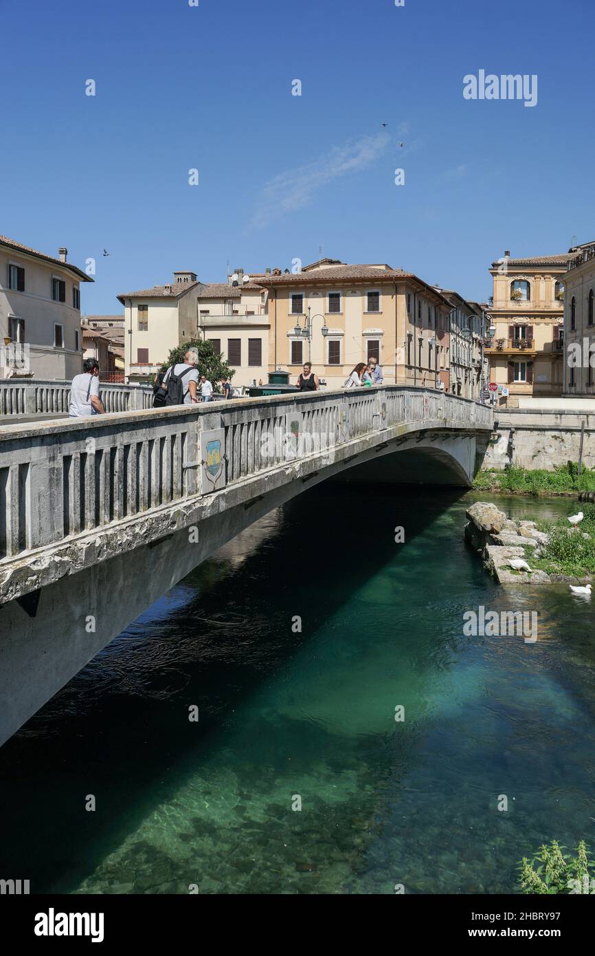 Blick auf die römische Brücke, den Velino, die Altstadt, Rieti, Latium, Italien, Europa Stockfoto