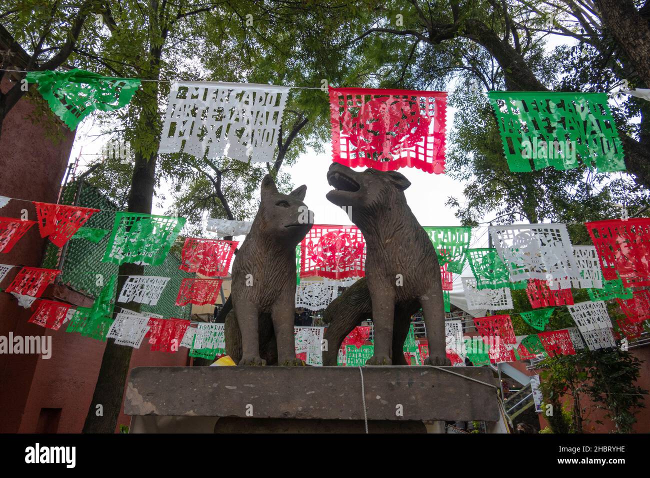 Coyoacan Market mit Papel Picado-Fahnen und Kojoten-Skulpturen, Mexiko-Stadt Stockfoto