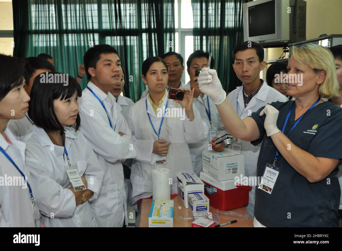 2010s Vietnam: USAID EPT Smithsonian Pathology Training to Detect Emerging Infectious Diseases Tierwelt und andere Tiere in Vietnam Workshop ca. 17. Oktober 2011 Stockfoto