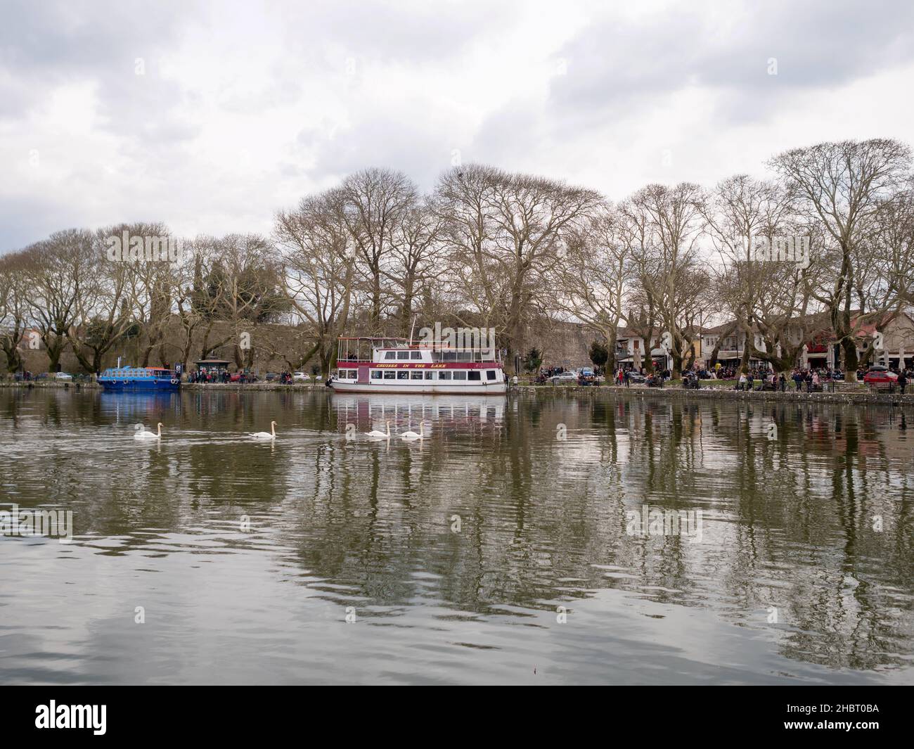 IOANNINA, GRIECHENLAND - 19. FEBRUAR 2018: Der See der Stadt Ioannina in Nordgriechenland, Nachmittag mit Wolken Stockfoto