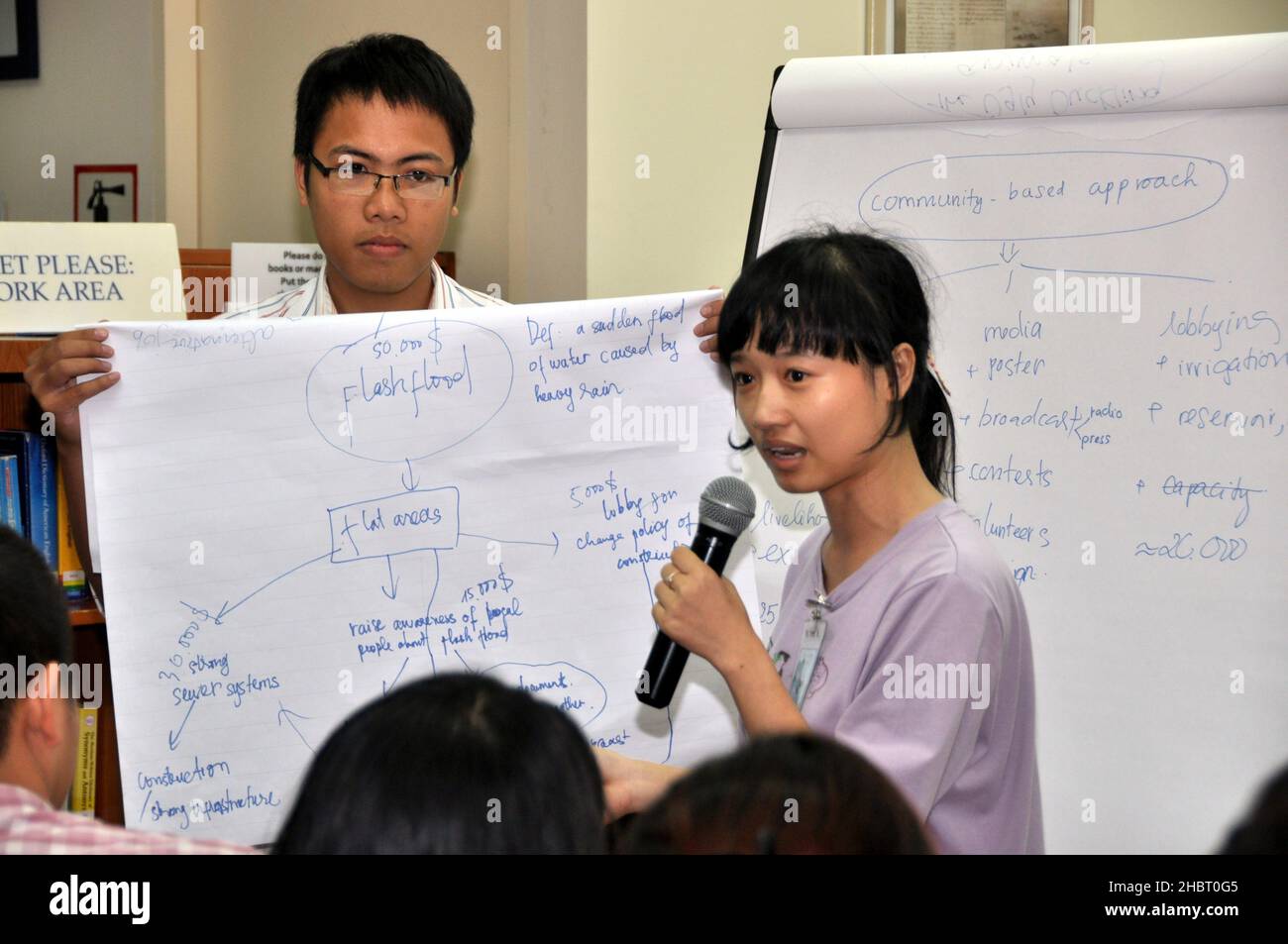 2010s Vietnam: Climate Change Talk im American Center ca. 28 Mai 2013 Stockfoto