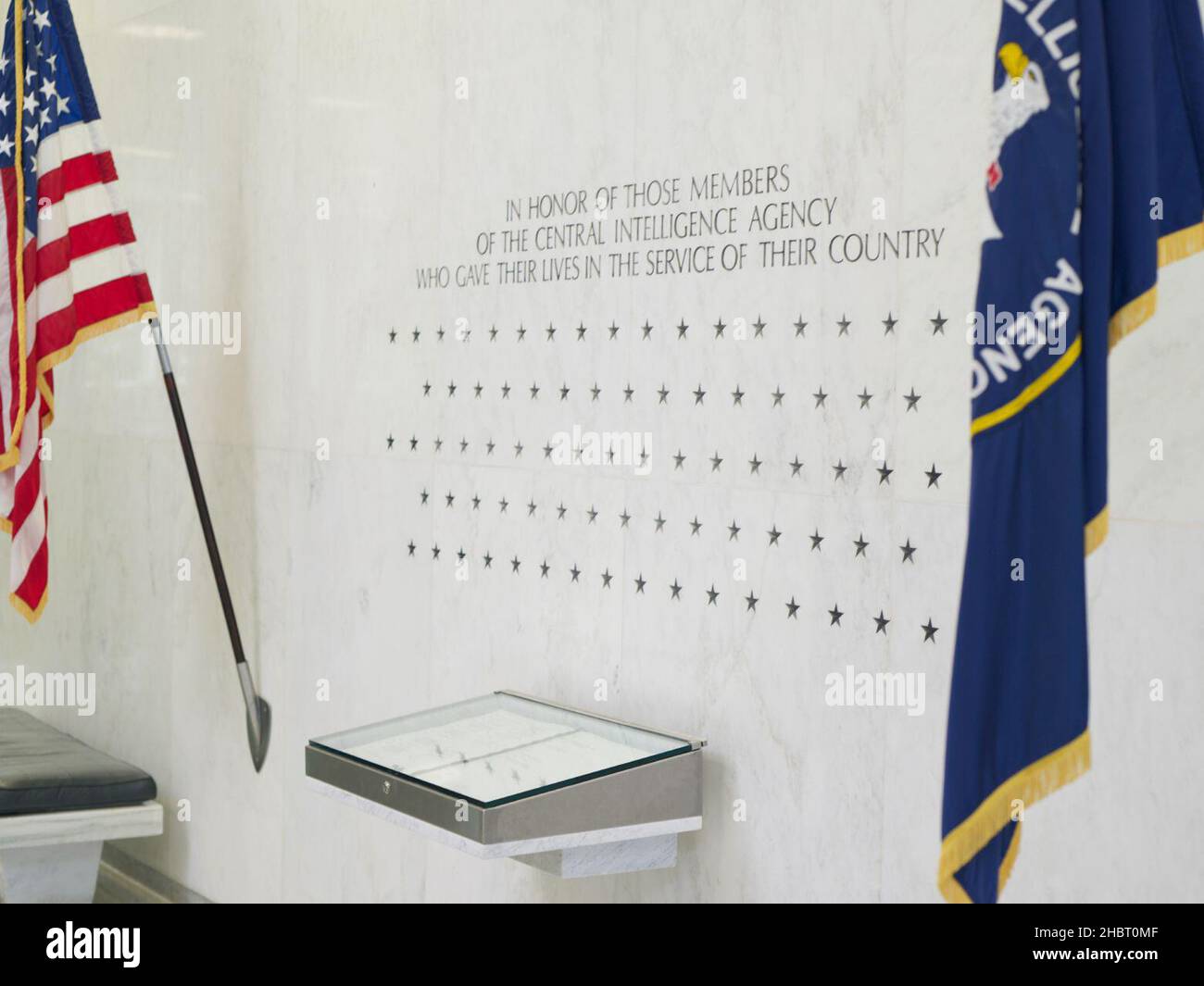 Gedenkmauer in der Lobby des CIA Original Headquarters Building, Langley, Virginia Stockfoto