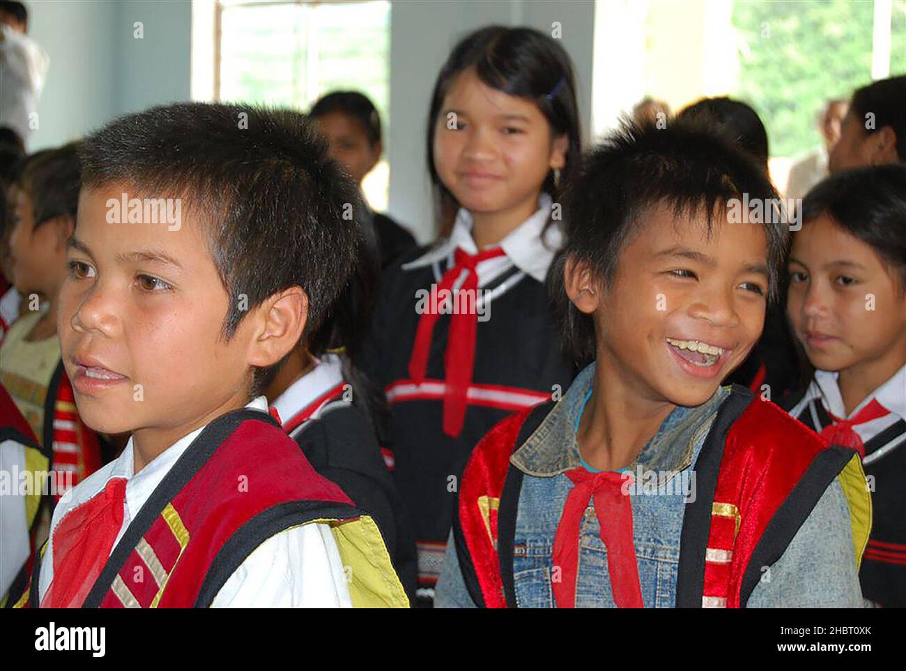 2000s Vietnam: Schüler genießen ihre neue Schule ca. 19. September 2008 Stockfoto