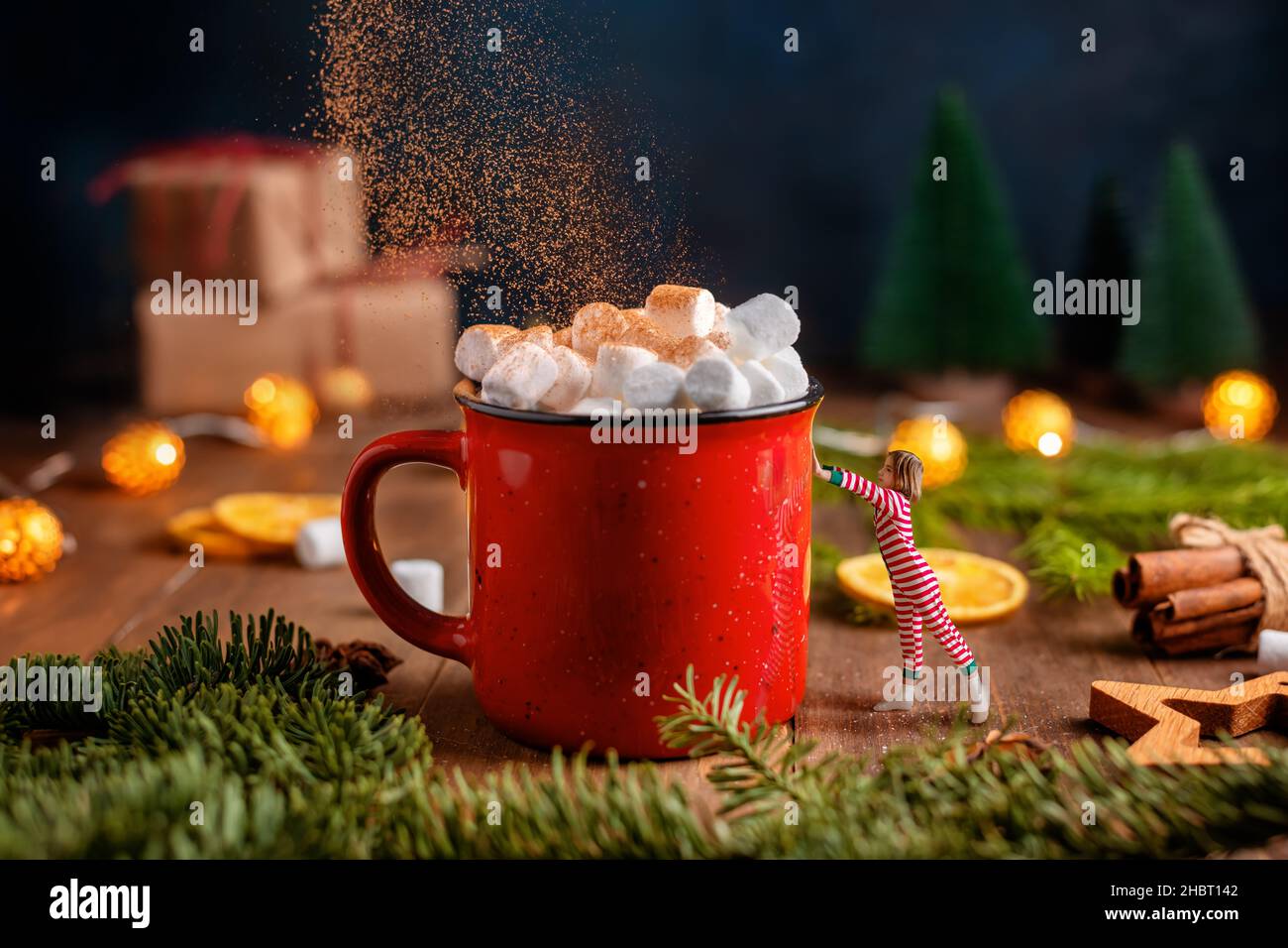 Neujahr, Weihnachtsthema. Kleines Mädchen gnome schiebt roten Becher. Kreative Fotografie Stockfoto