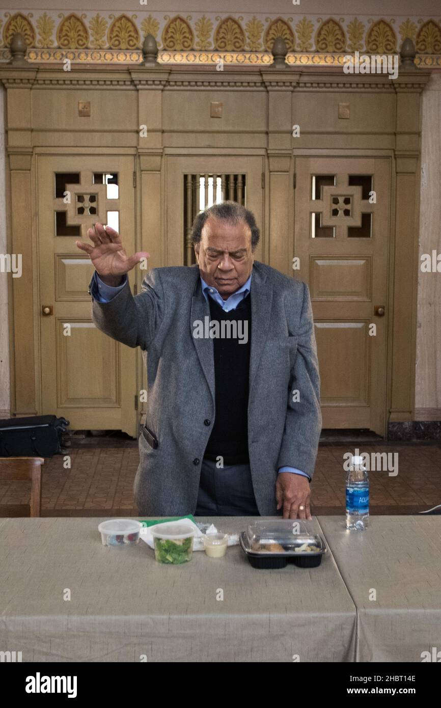 Andrew Young, 89, Politiker, Aktivist und Vertrauter von Martin Luther King Jr., betet während des Besuchs der Detroit Charter School am 2021. Dezember. Stockfoto