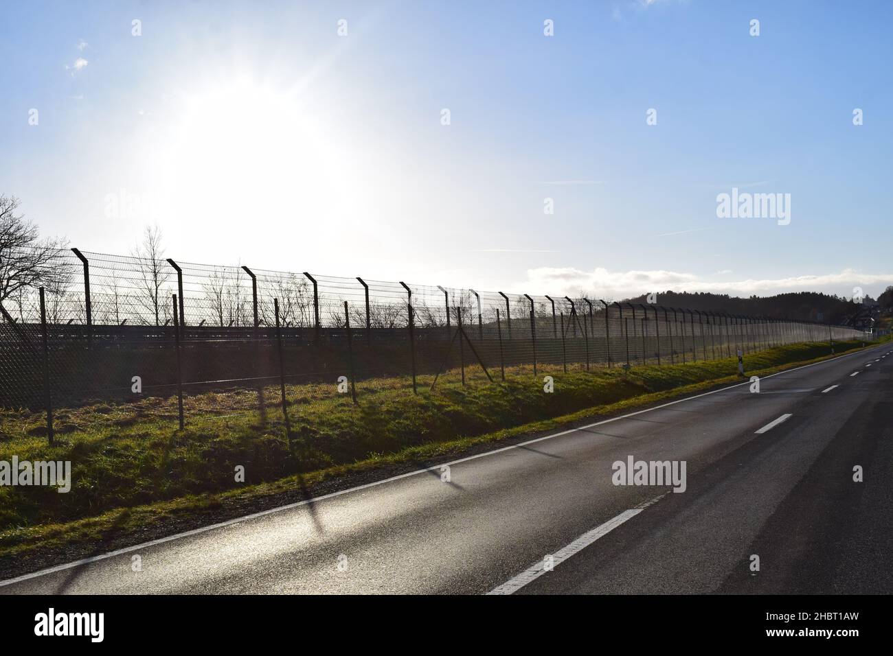 Im Winter gerade öffentliche Straße parallel zur Nordschleife auf der Döttinger Höhe Stockfoto