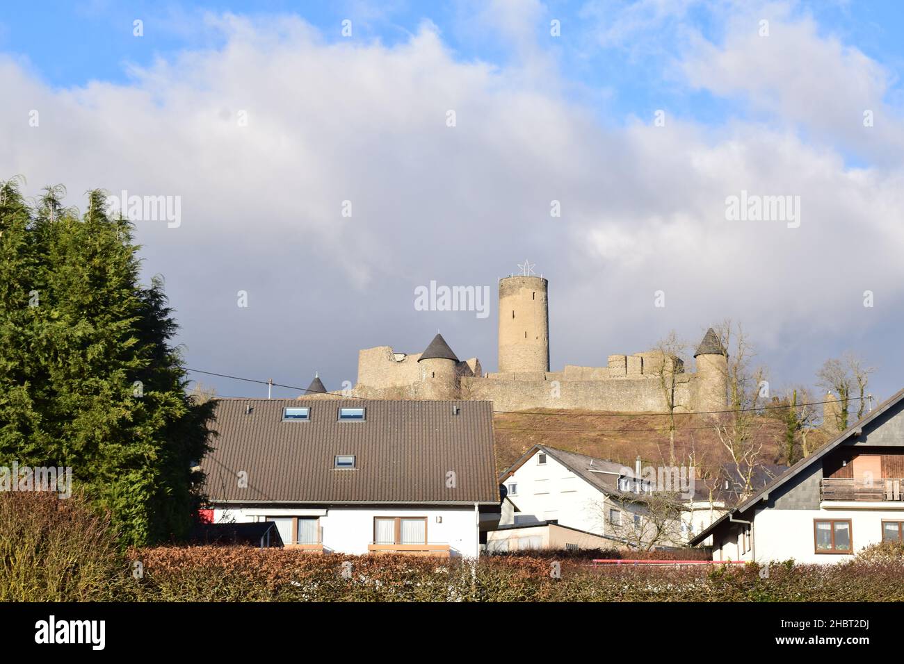 Blick über die Dächer des Dorfes zur Burg Nürburg Stockfoto
