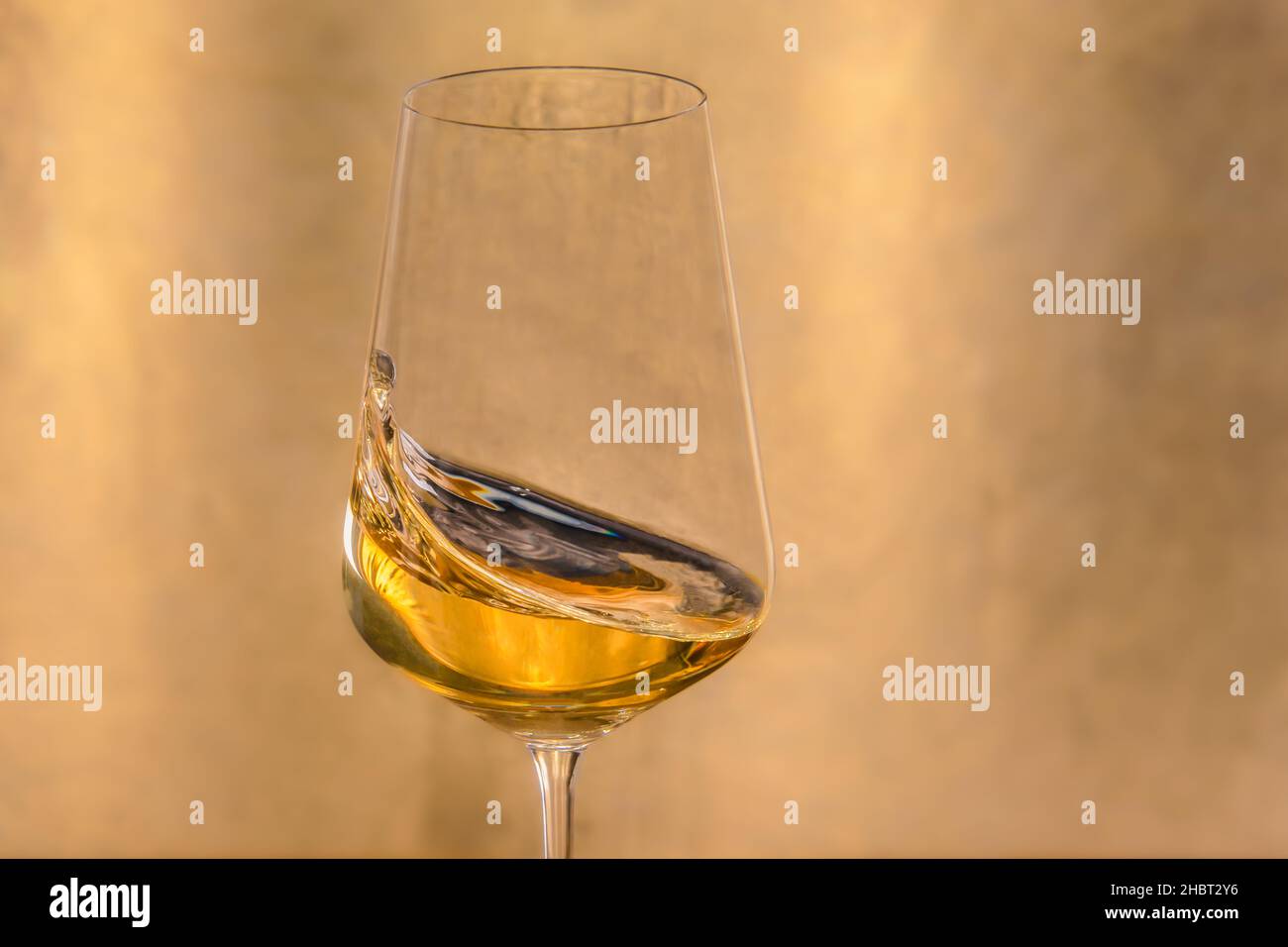 Nahaufnahme eines Glases goldenen Weines Stockfoto