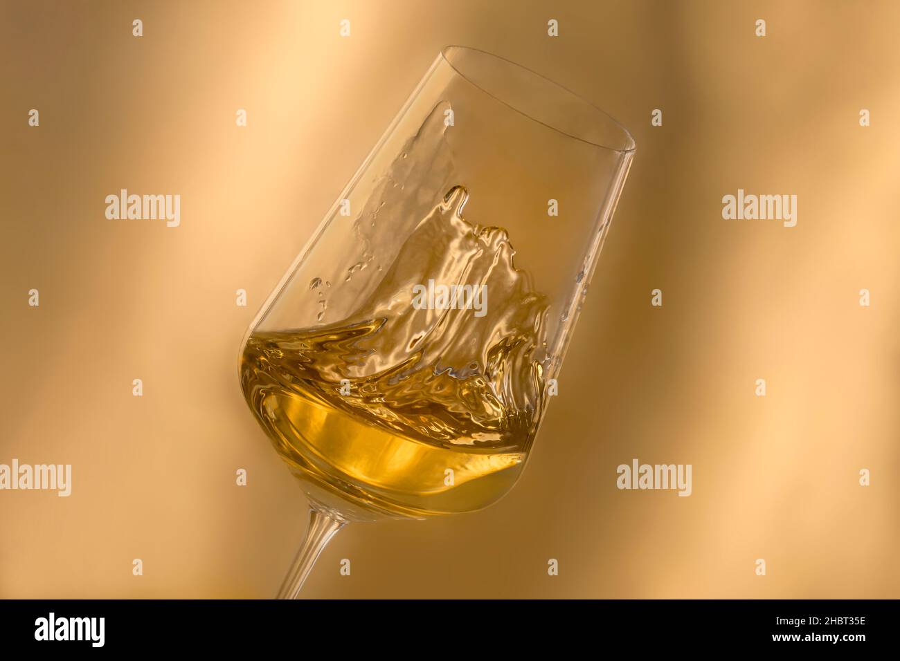 Nahaufnahme eines verlockenden Glases Wein Stockfoto