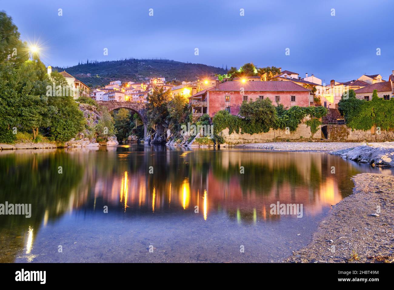 Der Fluss Alva, der durch das Dorf Avo fließt, eine 1000 Jahre alte Gemeinde. Portugal Stockfoto