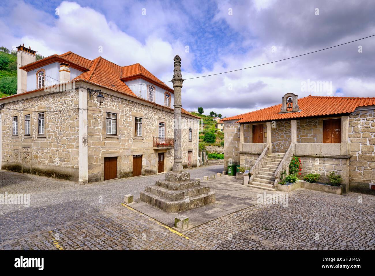 Der Hauptplatz in der Altstadt von Avo, einer 1000 Jahre alten Gemeinde. Portugal Stockfoto