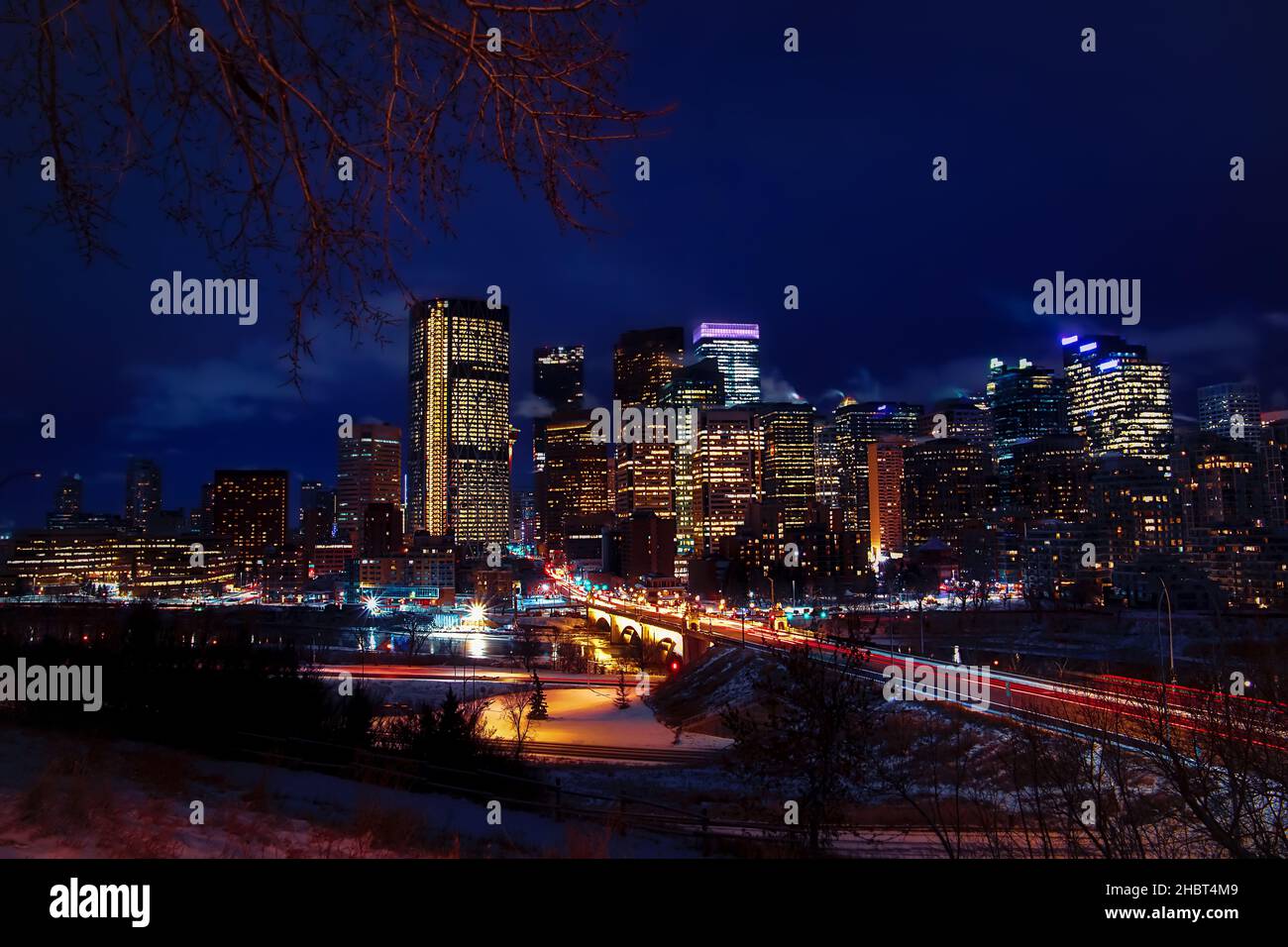Die Skyline Von Calgary Ist Nachts Beleuchtet Stockfoto