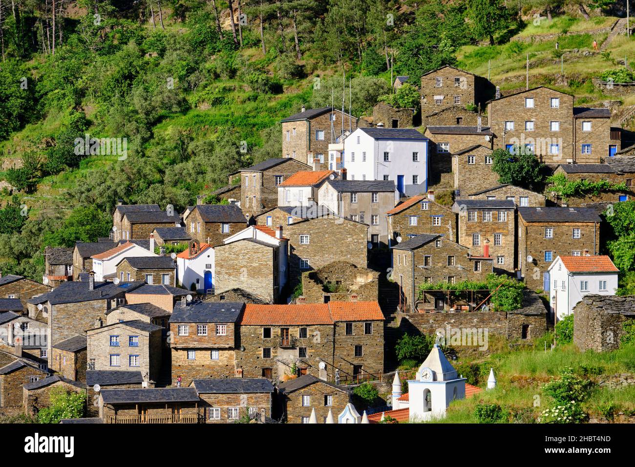 Piódão, ein traditionelles Dorf im Herzen Portugals. Alle Häuser im Dorf sind in Schiefer gebaut. Stockfoto