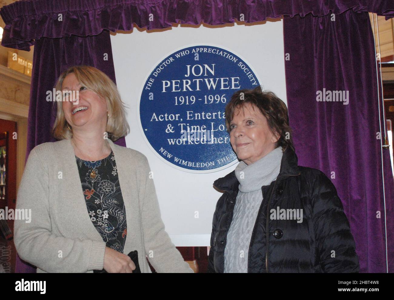 Dariel Pertwee (links) & Ingeborg Pertwee (Ingeborg Rhoesa), Tochter und Witwe des englischen Schauspielers Jon Pertwee, der zu seinen Ehren eine blaue Tafel enthüllte, 2016 Stockfoto