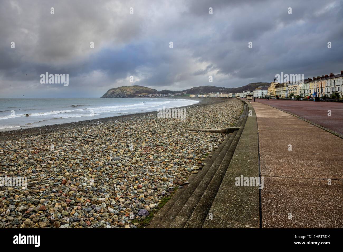 Die Küste von Llandudno an einem regnerischen Wintertag in Nordwales Stockfoto