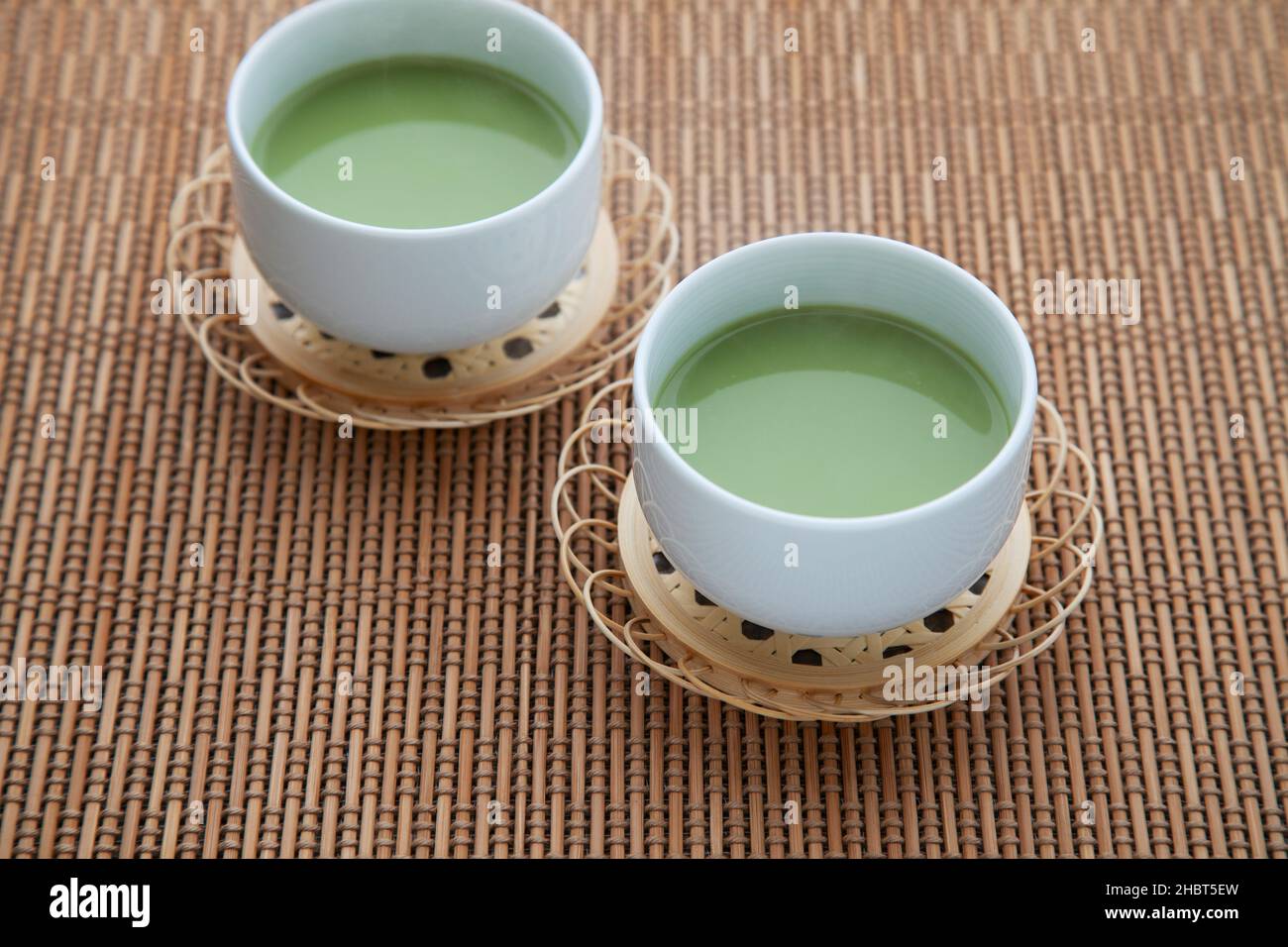 Heißer grüner Tee mit Milchmatcha Latte isoliert auf dem Tisch Stockfoto