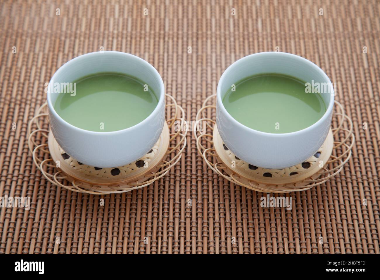 Heißer grüner Tee mit Milchmatcha Latte isoliert auf dem Tisch Stockfoto