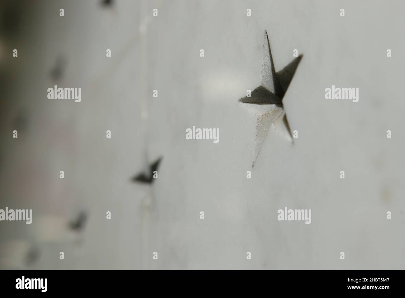 Nahaufnahme der CIA Memorial Wall, die sich an der Nordwand der Lobby des Original Headquarters Building befindet. Diese Mauer aus 103 Sternen steht als stilloses, einfaches Denkmal für jene CIA-Offiziere, die das ultimative Opfer gebracht haben, Ca. 8. März 2011 Stockfoto