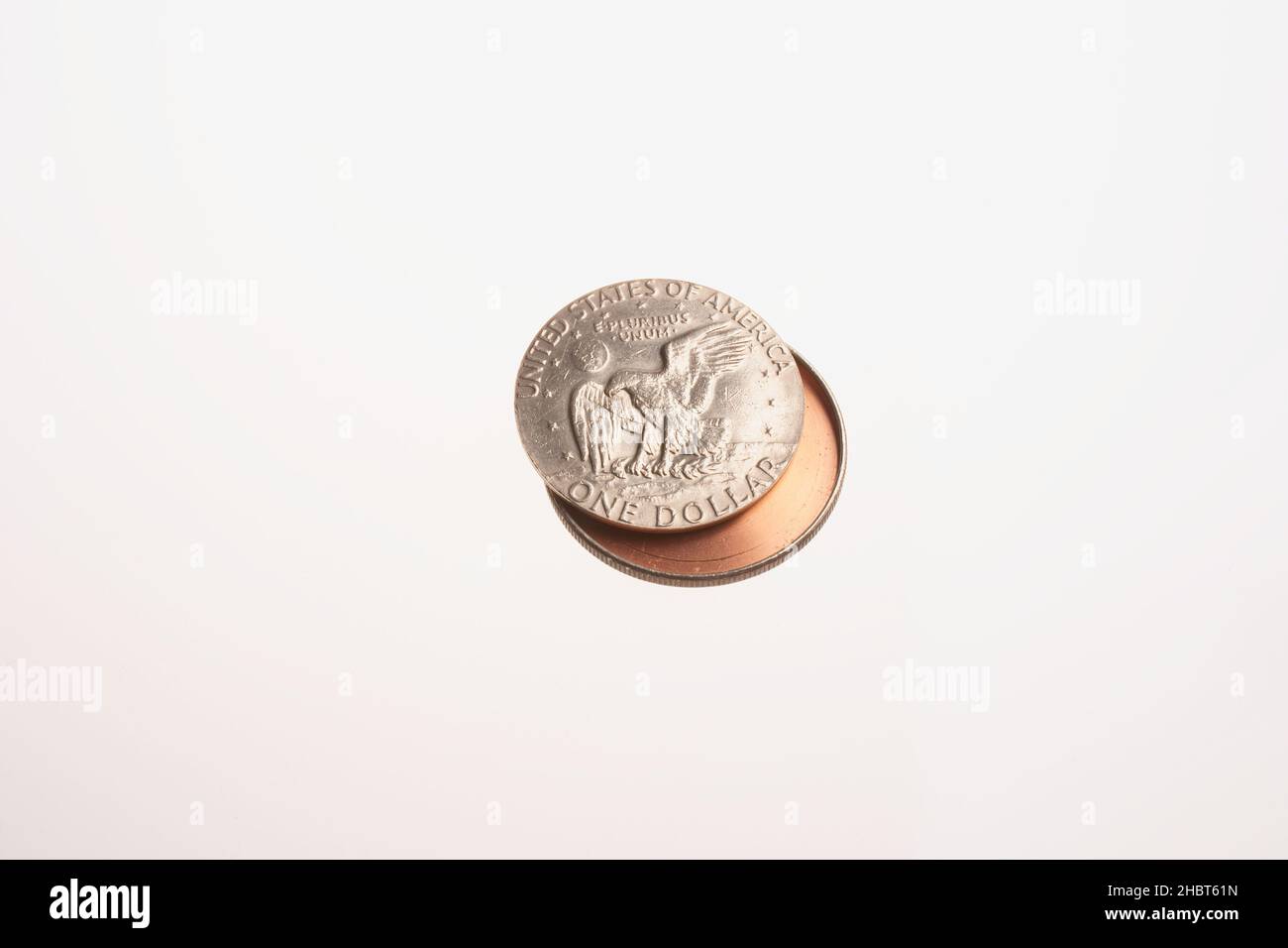 Vintage CIA Tools: Diese Münze mag ein Eisenhower Silberdollar sein, aber es ist wirklich ein Verheimlichungswerkzeug. Es wurde verwendet, um Nachrichten oder Filme zu verbergen, damit sie heimlich gesendet werden konnten Stockfoto