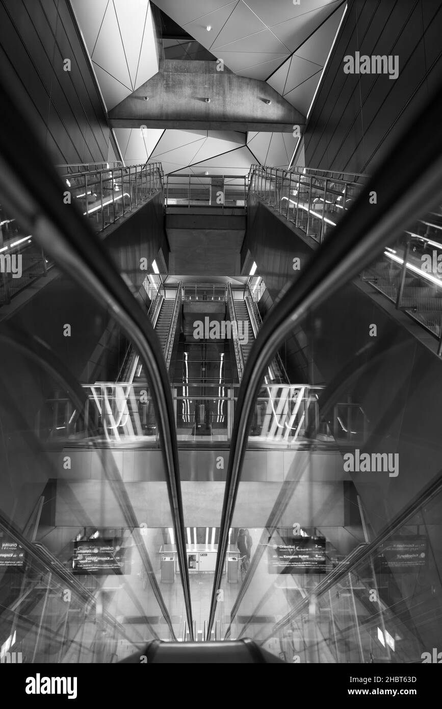 Eine vertikale Aufnahme der Rolltreppen im großen Zentrum in Graustufen Stockfoto