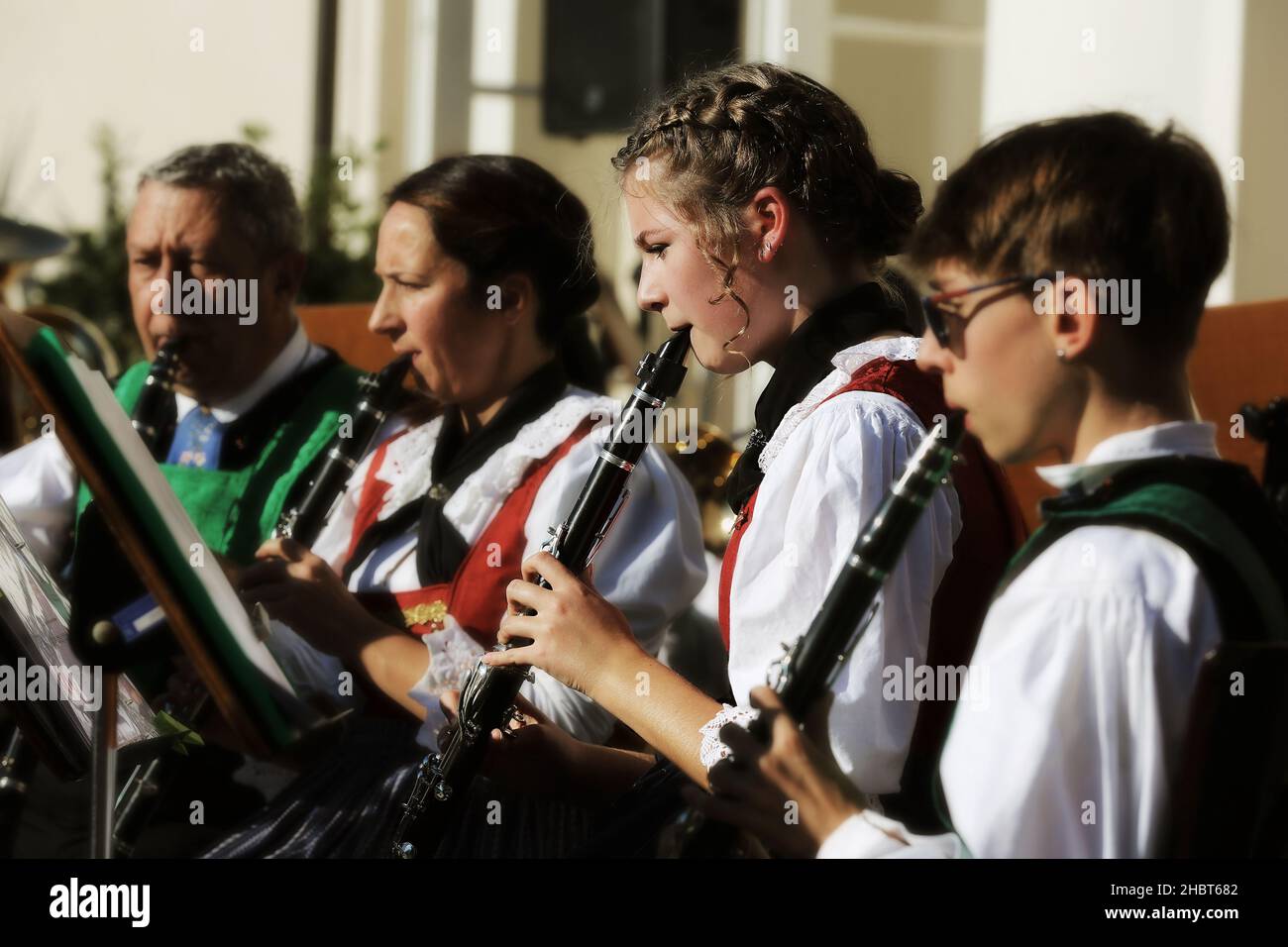 Musik Meran, Kurstadt, Weinfest, Trachtenfest, Trachtenumzug, Flötenspieler, Orchester oder Musikkapelle beim Konzert. Südtirol, Dolomiten, Italien Stockfoto