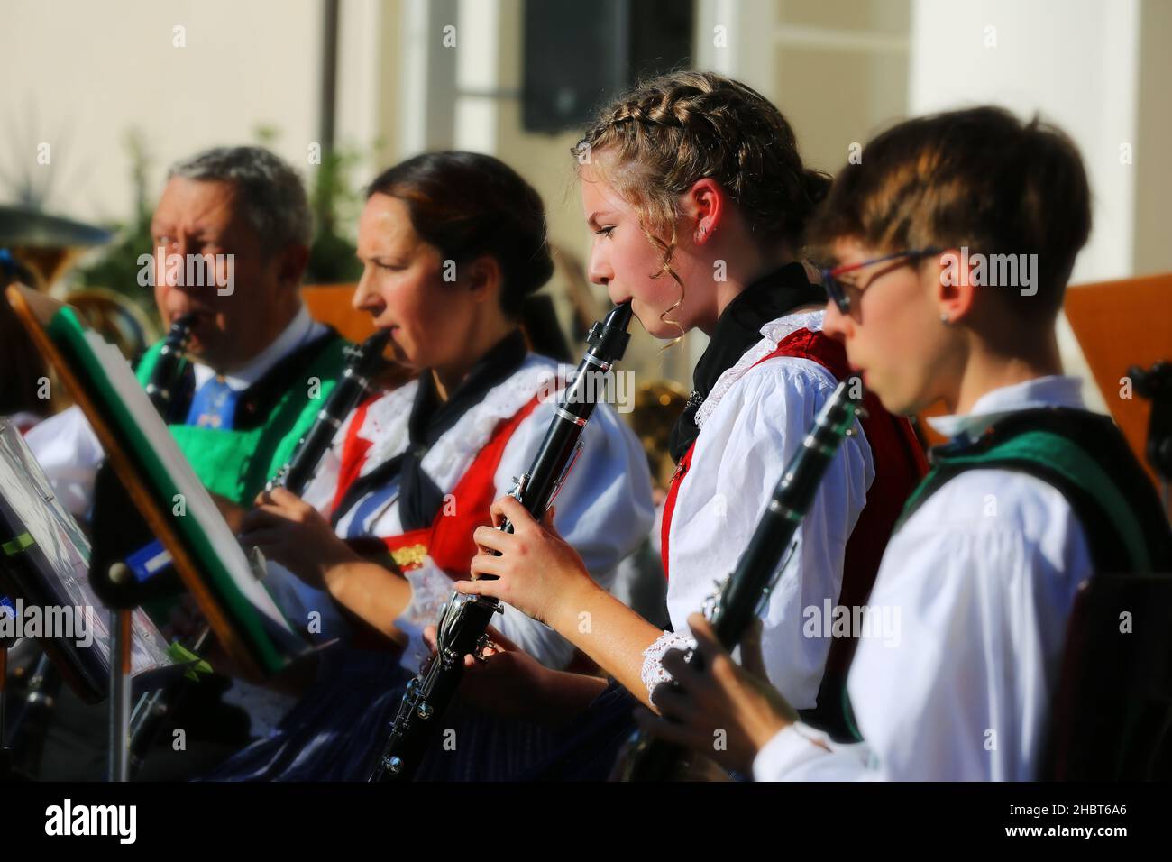 Musik Meran, Kurstadt, Weinfest, Trachtenfest, Trachtenumzug, Flötenspieler, Orchester oder Musikkapelle beim Konzert. Südtirol, Dolomiten, Italien Stockfoto