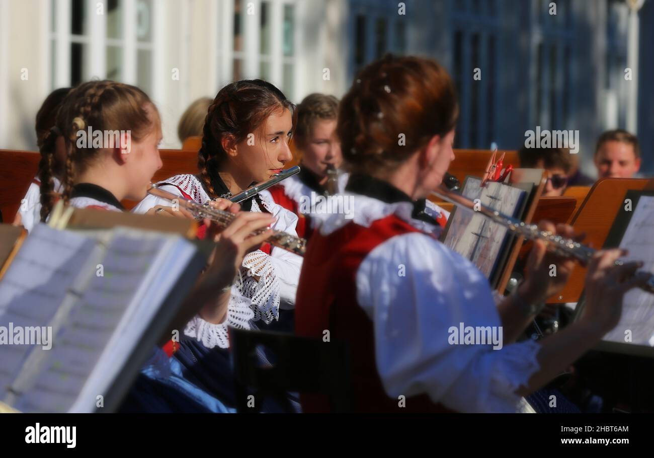 Musik Meran, Kurstadt, Weinfest, Trachtenfest, Trachtenumzug, Flötenspieler, Orchester oder Musikkapelle beim Konzert. Südtirol, Dolomiten, Italien Stockfoto