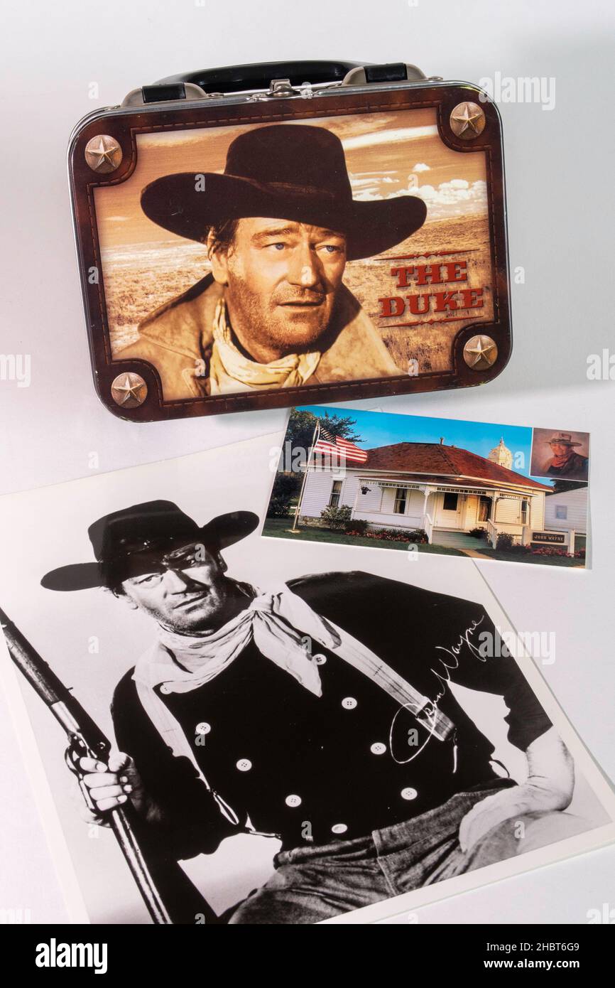 Nahaufnahme einer Lunchbox im John Wayne-Stil, Postkarte von Winterset, Iowa und Movie Photo, USA Stockfoto