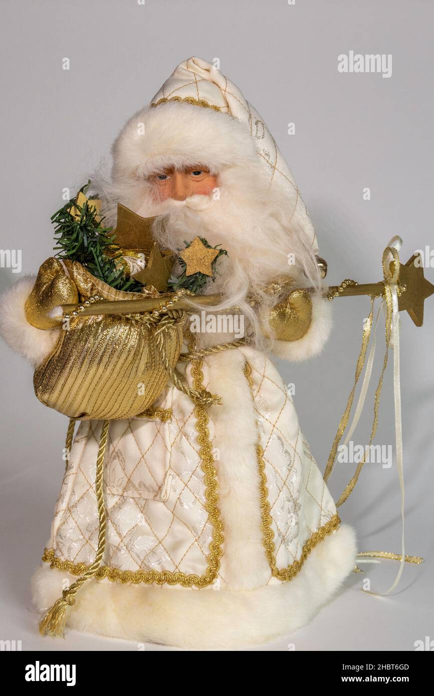 Weihnachtsfigur des Weihnachtsmannes in Pelz getrimmter weißer fließender Robe, USA Stockfoto