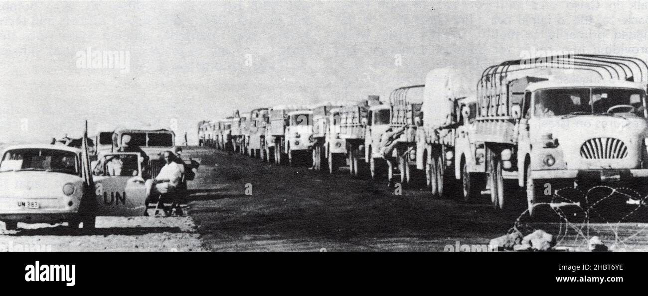 Während des arabisch-israelischen Krieges von 1973 durchfuhr ein Konvoi ägyptischer Lastwagen den Kontrollpunkt der Vereinten Nationen Stockfoto