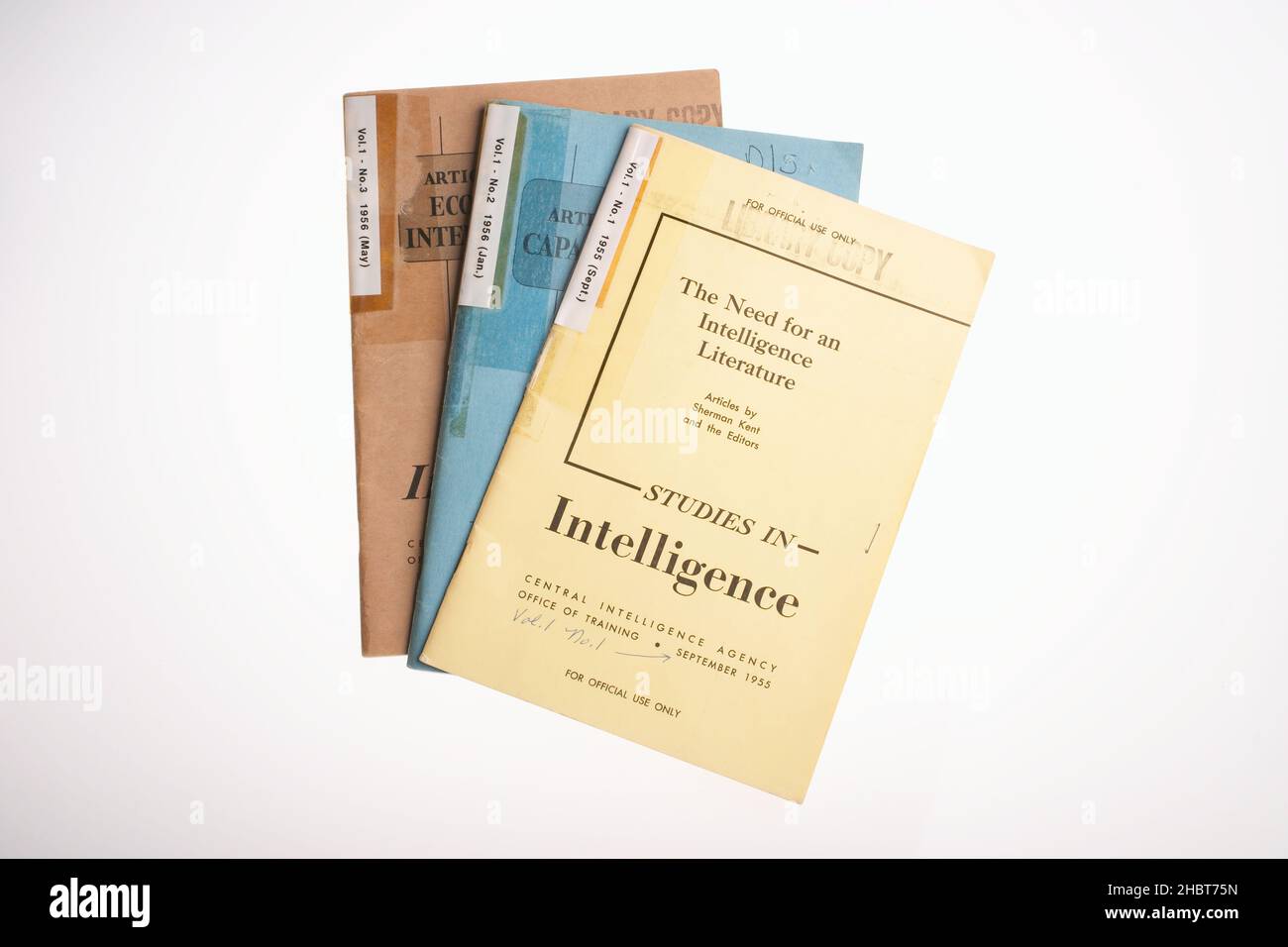 Sherman Kent hat 1955 die Publikation Studies in Intelligence ins Leben gerufen. Kent, der renommierteste Analyst der amerikanischen Geheimdienstgeschichte“ diente von 1950 bis 1967 als CIA-Offizier. Kent stellte sich eine Zeitschrift vor, die sich der Theorie, Lehre und Techniken der Intelligenz widmete. Aus dieser Vision wurden Studien in Intelligence geboren Stockfoto