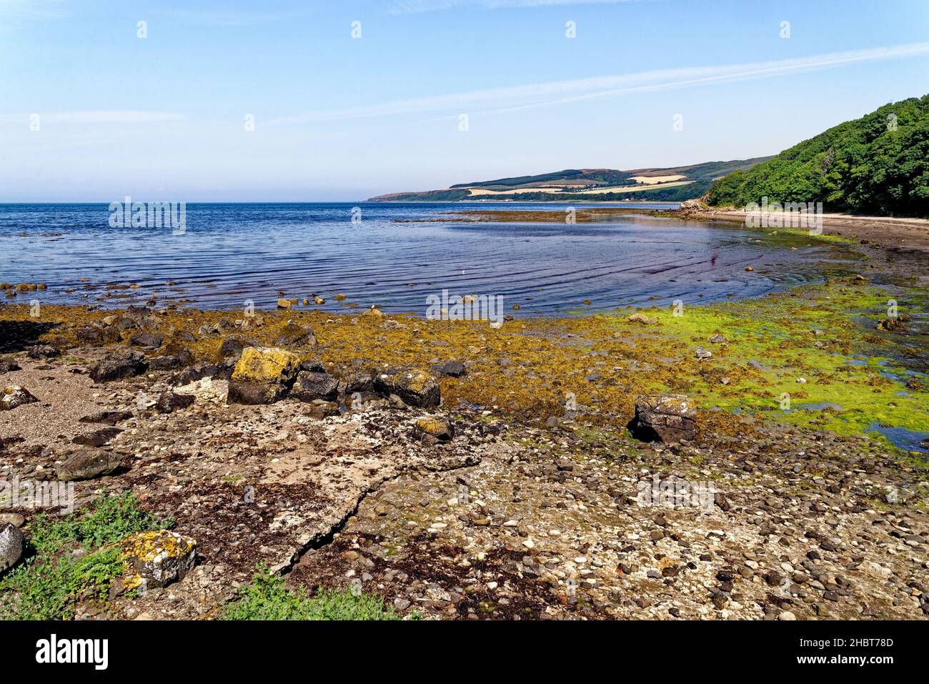 Meeresblick auf West-Schottland in der Nähe von Girvan und Culzean Castle - Schottland. Culzean Beach, Schottland. Dieser schöne, abgeschiedene Strand schmiegt sich unter ein Spektakel Stockfoto