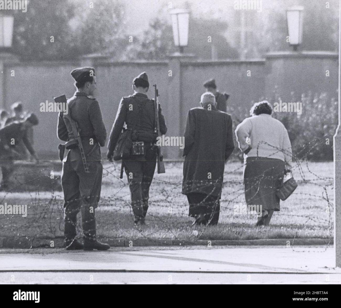 Anfang September 1961. DDR-Soldaten wenden ein Paar ab, das versucht, die Grenze nach West-Berlin zu überqueren Stockfoto